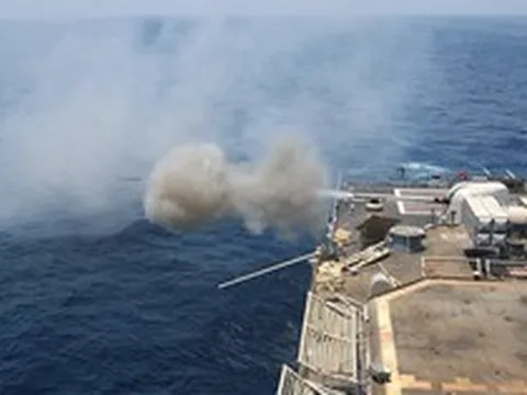 Tàu khu trục Mỹ nã pháo vào tàu hàng Iran