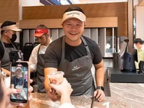 Chuỗi cà phê sắp lật đổ Starbucks tại ĐNÁ: Giá chỉ hơn 30.000 đồng/cốc, cứ mỗi ngày lại mở thêm 1 cửa hàng, founder mới 37 tuổi