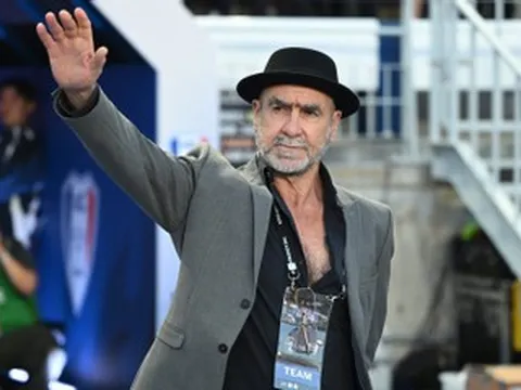 Eric Cantona 'cực chất' dẫn dàn cầu thủ huyền thoại MU ra sân