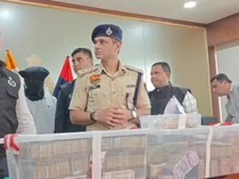 Tịch thu 7,5 tỷ đồng tiền mặt chất bằng thùng, gần 700 gram vàng trị giá 2,6 tỷ đồng từ nhóm 'lao động giả nghèo'