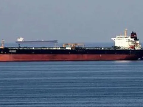 Ông Donald Trump tố Iran vi phạm lệnh ngừng bắn "nhiều lần", tàu dầu Iran vượt vòng vây Mỹ