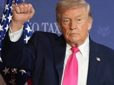 Kho tên lửa Mỹ "bốc hơi" nhanh chóng, ông Donald Trump nói Iran "muốn giữ thể diện"