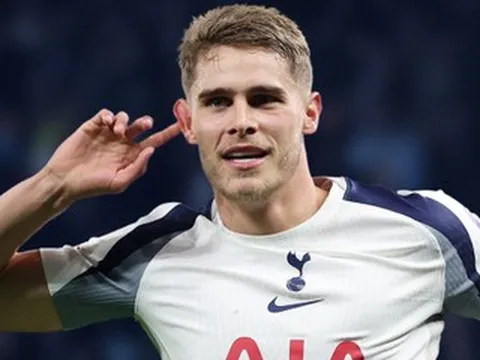 Tin tức về chuyển nhượng 24/4: MU ký Van de Ven, Barca lấy Lisandro