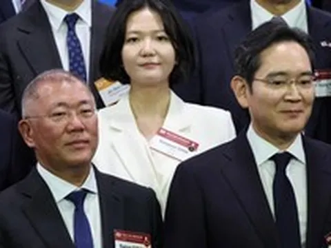 Tháp tùng Tổng thống Lee Jae Myung, chủ tịch “tứ đại chaebol” Hàn Quốc vừa tới Việt Nam là những ai?