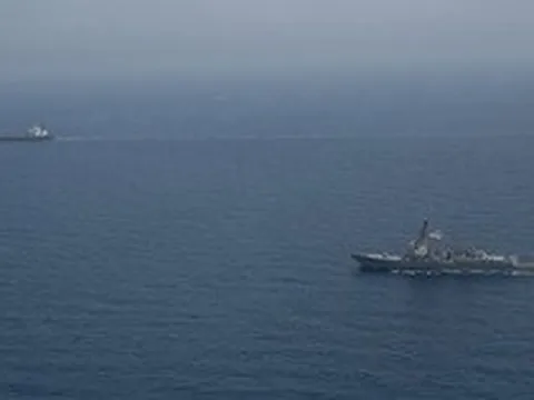 Hải quân Mỹ chặn tàu dầu “bóng tối” Iran, siết chặt phong tỏa