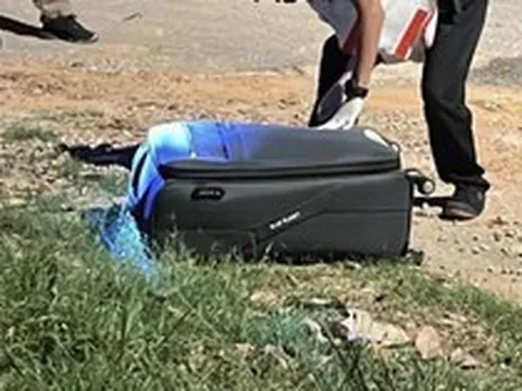 Phát hiện chiếc vali lạ trước cổng trường học, cảnh sát lập tức mở ra: Ai nấy kinh ngạc với thứ bên trong