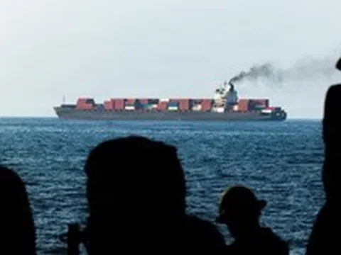 Eo Hormuz bị đóng, món đồ Trung Quốc vẫn băng băng trên lối đi khác: Thành "cứu tinh" cho một loạt quốc gia