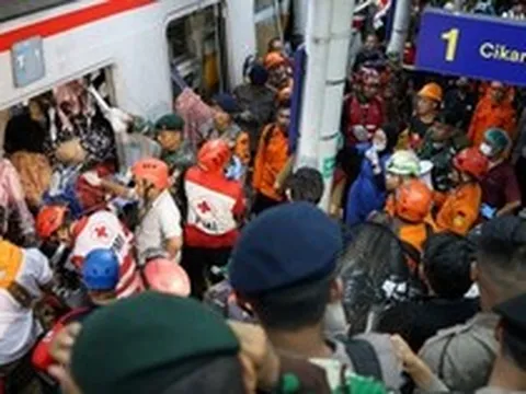 Hiện trường thảm kịch 2 tàu hỏa đâm nhau tại Indonesia: Ít nhất 7 người thiệt mạng, 81 người bị thương