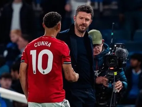 Carragher nhắn MU: Không ai xứng đáng hơn Carrick đâu!