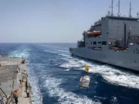 Mỹ tiếp tế tàu chiến ở Trung Đông, Iran gửi đề xuất đàm phán mới