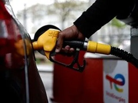 Xung đột với Iran chưa thấy hồi kết, vì sao giá xăng ở Mỹ vẫn rẻ không ngờ?