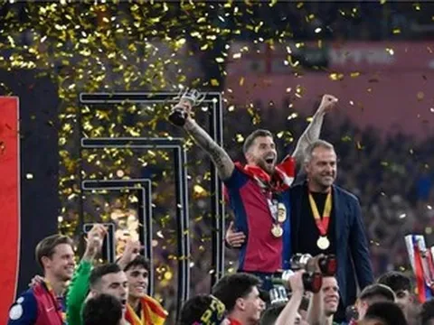 HLV Hansi Flick gia hạn hợp đồng Barca để lấy Cúp C1 bằng được