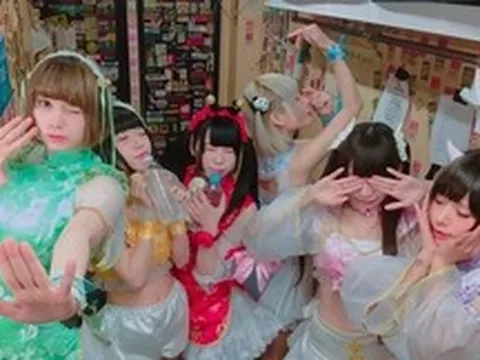 Nữ idol Nhật Bản gây bão mạng vì cho fan ngửi nách sau biểu diễn, hé lộ góc khuất khắc nghiệt của giới underground
