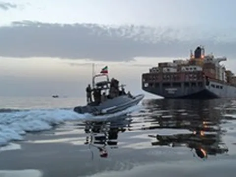 Ngay khi ông Trump tuyên bố giải cứu các tàu mắc kẹt ở Hormuz, một tàu chở dầu trúng "vật thể lạ"