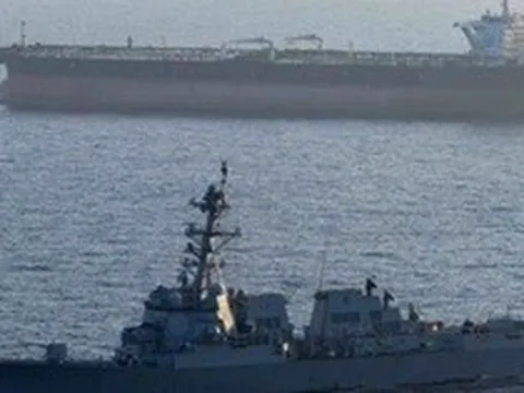 Iran dọa biến Hormuz thành "nghĩa địa tàu chiến Mỹ", siêu tàu dầu Iran thứ 2 vượt phong tỏa