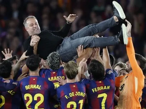 Barca trên đỉnh La Liga: Hansi Flick với đôi mắt Johan Cruyff