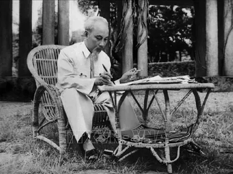 Ánh sáng Hồ Chí Minh soi đường cho chúng ta đi