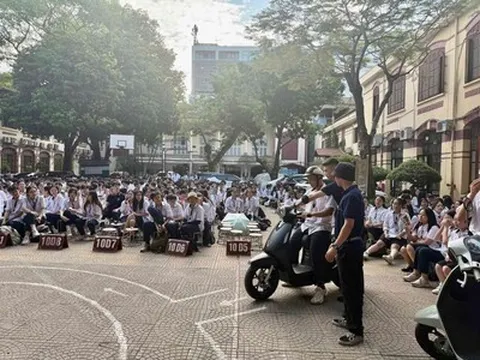 Dễ lái, đổi pin nhanh, không cần bằng: VinFast Evo Lite ghi điểm tuyệt đối với học sinh Hà Nội