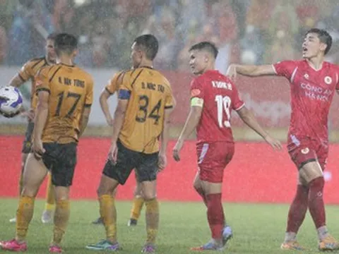 Đình Bắc bị tranh đá penalty trong ngày CAHN đăng quang V-League