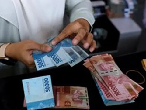 Đồng tiền của nền kinh tế lớn nhất Đông Nam Á chạm đáy lịch sử, chứng khoán sụt 3,46%, người dân gánh nợ hơn 5,8 tỷ USD chống chọi lạm phát