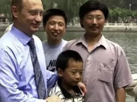 Tổng thống Putin gặp lại “cậu bé” chụp ảnh cùng ở Bắc Kinh 26 năm trước