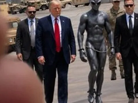 Sau hồ sơ UFO của Bộ Chiến tranh Mỹ, ông Trump bất ngờ đăng ảnh “người ngoài hành tinh”: Thực hư ra sao?