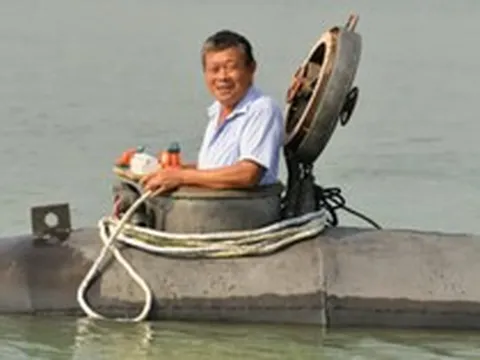 Phát hiện người đàn ông 60 tuổi thả "cục sắt" 5 tấn xuống nước, "con cá đen khổng lồ" chứng minh năng lực học hỏi đang kinh ngạc của người nông dân