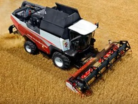Nga trình làng máy gặt đập liên hợp "cỡ khủng": Năng suất lên tới 30 tấn/giờ
