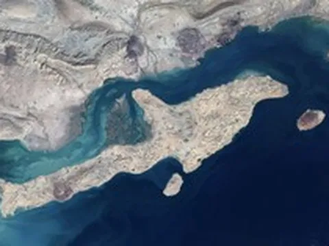 Mỹ tấn công cơ sở UAV, Iran bắn trả căn cứ không quân