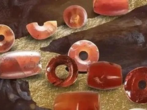 Bí ẩn 11 hạt mã não đỏ ở Tam Tinh Đôi: Dấu vết mạng lưới giao thương xuyên lục địa từ 3.000 năm trước