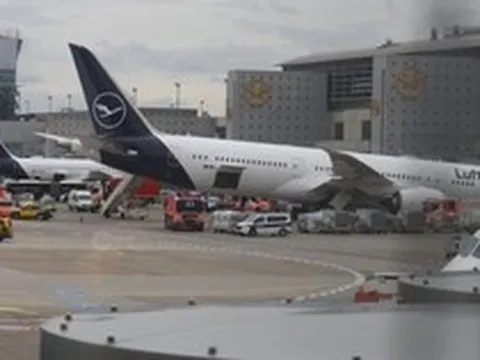 Máy bay Boeing 787 của Lufthansa sập càng đáp tại sân bay, nhiều người bị thương