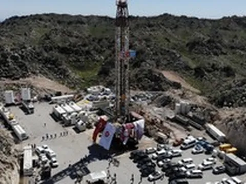 Khoan gần 2.800 mét trên núi, phát hiện mỏ dầu quý 130 triệu tấn, mỗi ngày có thể lấy 100.000 thùng, lập kỷ lục cả nước