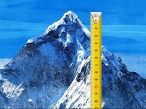 Bí ẩn chiều cao ngọn Everest và câu chuyện cộng thêm để tránh nghi ngờ
