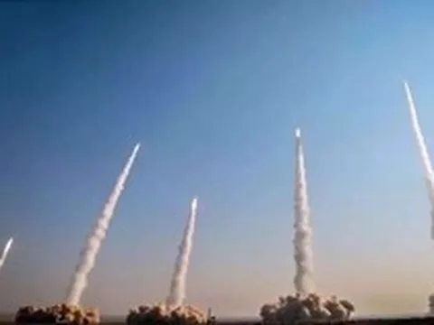 Mỹ tấn công Iran trả đũa vụ trực thăng Apache, Tehran lập tức đáp trả