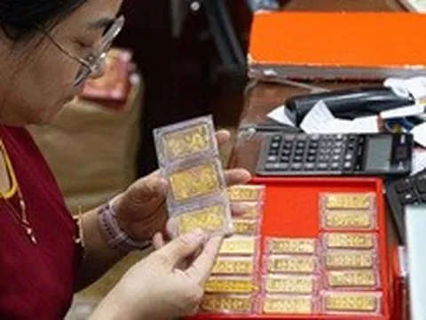 Giá vàng biến động dữ dội: Nên mua hay bán?