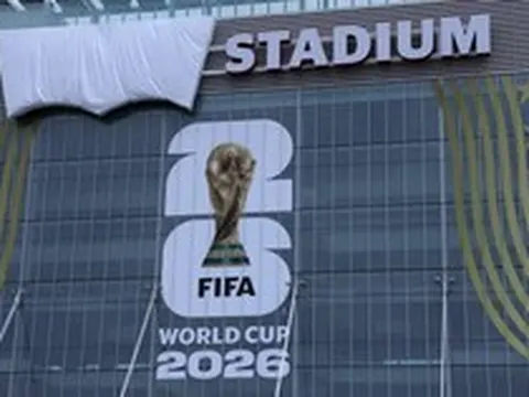 Levi’s bỗng dưng thành “nhân vật chính” trên mạng vì bị FIFA che sạch tên trong World Cup
