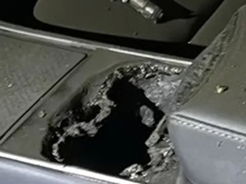 Chỉ vì một cục sạc dự phòng, chiếc Tesla sau 5 năm sử dụng bỗng hóa đống sắt vụn trong vụ cháy gây sốc