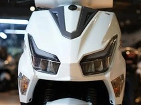 Đổ đầy bình chạy 400km, cốp rộng thênh thang, SYM ECHS 125 phả hơi nóng lên Yamaha FreeGo