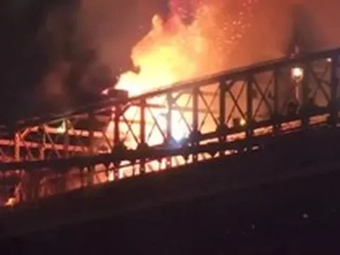Mỹ: Cháy trên cầu Brooklyn giữa màn bắn pháo hoa