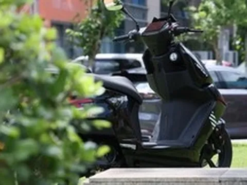 Bỏ xa Honda Vision và Yamaha Janus về công nghệ: Xuất hiện xe tay ga giá 30 triệu được trang bị cả radar cảnh báo điểm mù như ô tô hạng sang