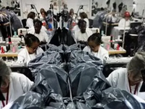 Xưởng thời trang chuyển sang may túi đựng thi thể sau thảm họa động đất Venezuela