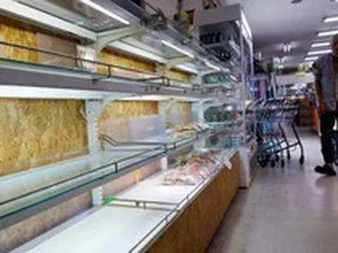 Siêu bão Bavi tiến gần Nhật Bản, loạt chuyến bay bị hủy và kệ mì trống trơn