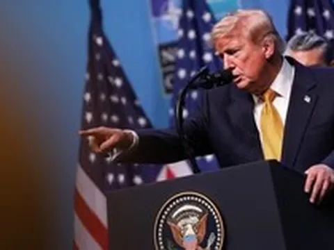Tổng thống Trump: Hàng nghìn tên lửa sẵn sàng nã vào Iran