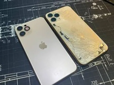 Rộ trào lưu đập nát iPhone đắt tiền để chứng tỏ "bản lĩnh đàn ông" của giới trẻ Nga