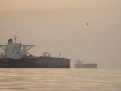 Hai tàu chở hàng va chạm mạnh ngoài khơi đảo Qeshm của Iran