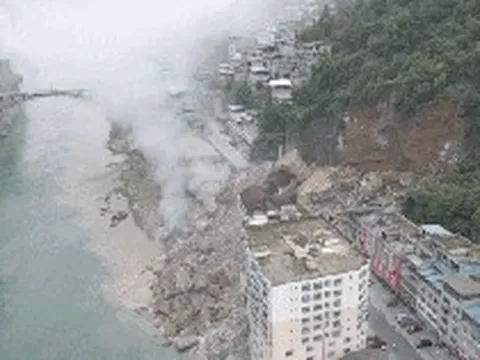 VIDEO: Sạt lở ở Trung Quốc, hơn 60 người dân kịp sơ tán trước khi núi đổ