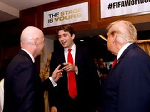 Đệ nhất công tử nước Mỹ Barron Trump là tâm điểm của khán đài chung kết World Cup vì chiều cao hơn 2 mét