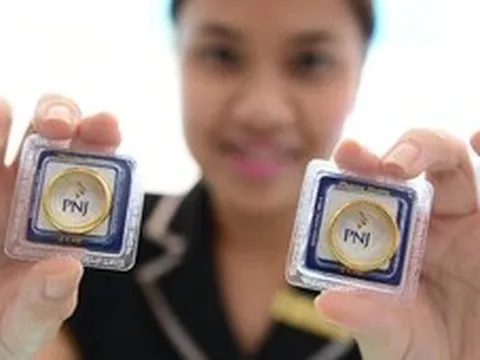 Giá vàng thế giới tăng mạnh, trong nước giảm, vì sao?