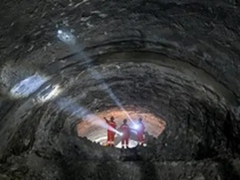 Láng giềng Việt Nam thả cỗ máy khổng lồ xuống nước, khoan xuyên nhiều lớp đất đá, lộ diện 'kỳ quan' chưa từng có dưới con sông dài thứ 3 thế giới
