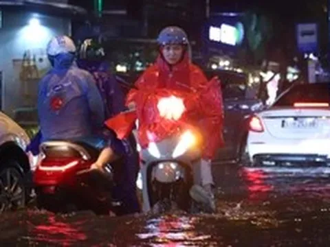 TP.HCM mưa lớn kéo dài, nhiều đường ngập nặng